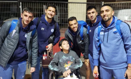 Santi, invitado por Inclusión Cruzada, vive una experiencia inolvidable en el partido UC vs Everton.
